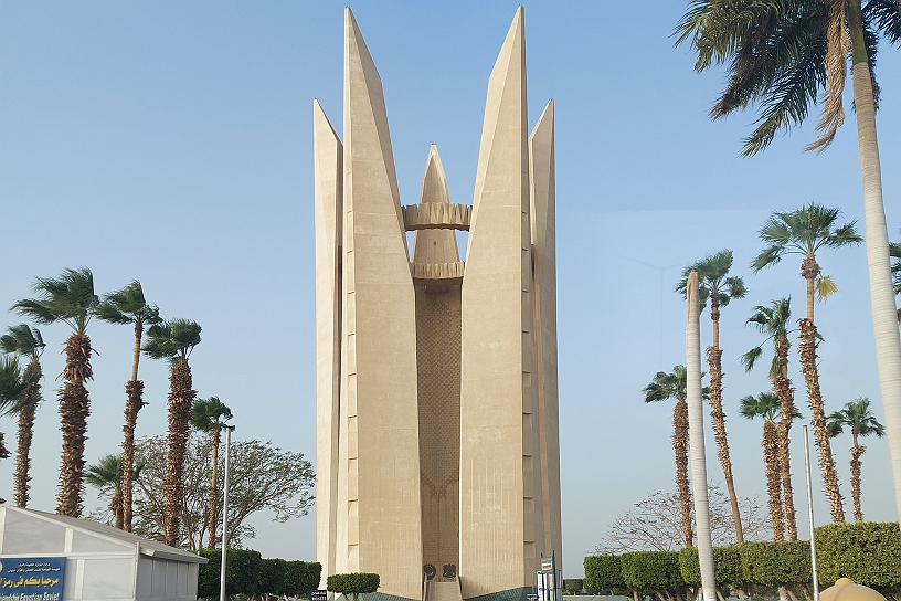 50  20260319_065319.jpg - Non è il caso di narrare la storia della diga. Questo è il monumento celebrativo con il fiore di papiro che rappresenta l’Egitto e la ruota dentata che rappresenta il contributo dell’Unione Sovietica alla realizzazione dell’opera.